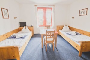 Ein Doppelzimmer im deutschen Gruppenhotel Zittauer Gebirge für Kinder und Jugendfreizeiten.