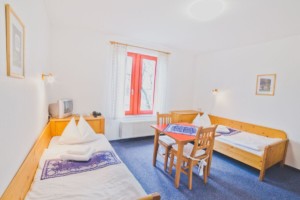 Ein Schlafzimmer im deutschen Gruppenhotel Zittauer Gebirge für Kinder und Jugendfreizeiten.