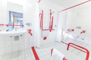 Die barrierefreien sanitären Anlagen mit Dusche, WC und Waschbecken im Freizeithaus Gruppenhotel Zittauer Gebirge in Deutschland.