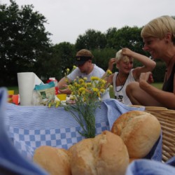 Frühstück im Garten am deutschen Freizeithaus Settrup für Kinder und Jugendfreizeiten.