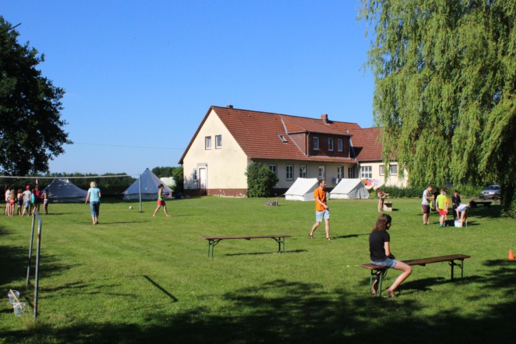 Große Spielwiese mit Volleyball und Zelten am Freizeitheim Settrup in Deutschland.