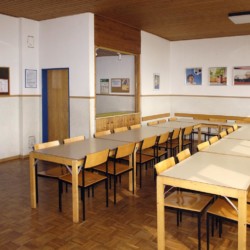 Der Speisesaal im deutschen Gruppenhaus Freizeitheim Settrup in Niedersachsen.