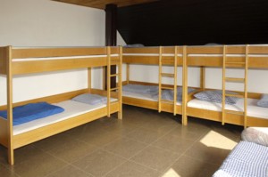 Ein Mehrbettzimmer mit Etagenbetten im deutschen Gruppenhaus Freizeitheim Settrup in Niedersachsen.