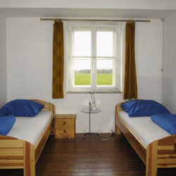 Ein Doppelzimmer im niedersächsischen Freizeitheim Settrup in Deutschland.