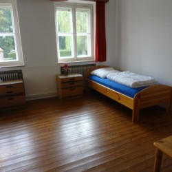 Ein Schlafzimmer mit Einzelbetten im deutschen Freizeitheim Settrup in Niedersachsen.