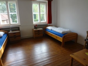 Ein Schlafzimmer mit Einzelbetten im deutschen Freizeitheim Settrup in Niedersachsen.
