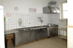 Die Küche im deutschen Freizeitheim für Kinder und Jugendgruppen in Niedersachsen.