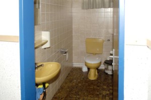 Sanitäre Anlagen mit WC und Waschbecken im deutschen Freizeitheim Settrup für Kinder und Jugendreisen.