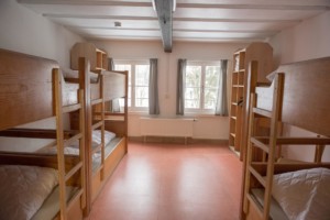 Ein Zimmer mit Stockbetten im Gruppenhaus Waldmichl in Deutschland.