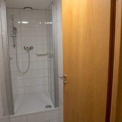 Der Duschbereich im deutschen Gruppenhaus Waldmichl.