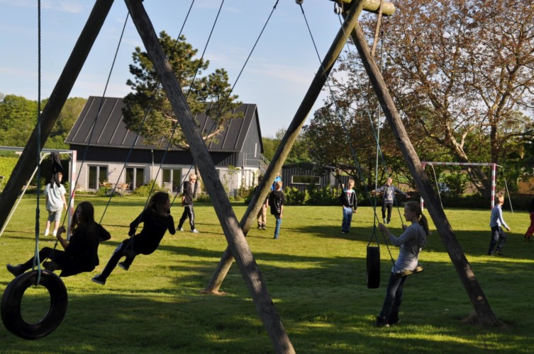 Der großzügige Spielplatz im dänischen Freizeitheim Boll´s Lejrskole auf der Insel.