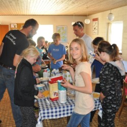 Mahlzeitenvorbereitung im dänischen Freizeitheim Boll´s Lejrskole auf der Insel.