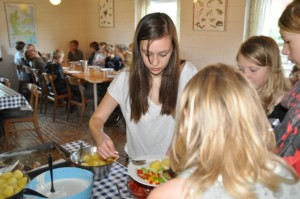 Mahlzeitenvorbereitung im dänischen Freizeitheim Boll's Lejrskole auf der Insel.