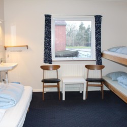 Das Schlafzimmer im dänischen Freizeitheim Boll´s Lejrskole auf der Insel.