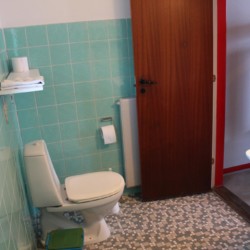 Ein Badezimmer im Ferienhaus Ristingegaard in Dänemark.
