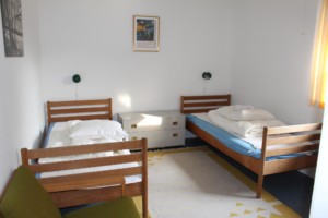 Zweibettzimmer im Freizeitheim Ebeltoft Strand in Dänemark.