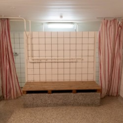 Duschraum im Gruppenhaus für Freizeiten Ebeltoft Strand in Dänemark.