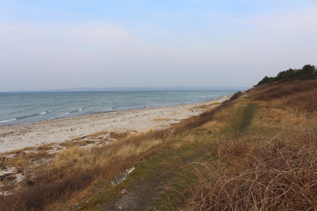 Strand und Meer am Freizeithaus Ebeltoft Strand in Dänemark.