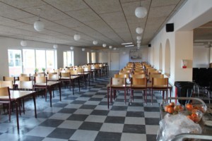 Der Speisesaal im dänischen Freizeitheim Helsinge.