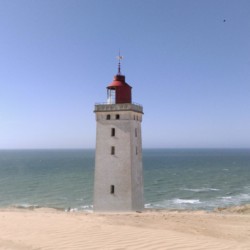 Ein Leuchtturm am dänischen Kinder- und Jugendfreizeitheim Rubjerglejren direkt am Meer.