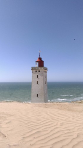 Ein Leuchtturm am dänischen Kinder- und Jugendfreizeitheim Rubjerglejren direkt am Meer.