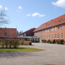 Das große Gruppenhaus Solgarden Efterskole in Dänemark für Freizeitgruppen.