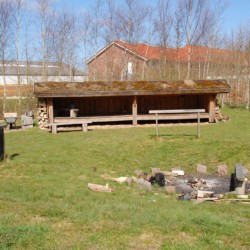 Schutzhütten im Birkenwald am Gruppenhaus Solgarden Efterskole in Dänemark.