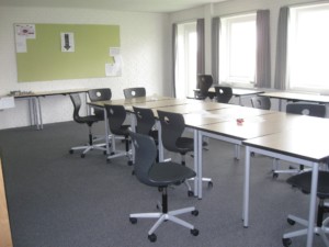 Die Klassenräume für Gruppenarbeit im dänischen Freizeithaus Solgarden Efterskole.