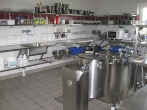 Die Küche im Freizeitheim Solgarden Efterskole in Dänemark.