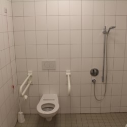Barrierefreie sanitäre Anlagen mit WC im dänischen Gruppenhaus Tydal für integrative Freizeiten.