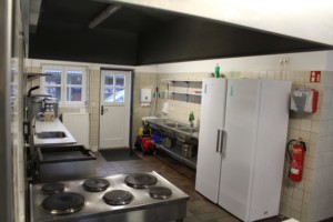 Küche mit Küchengeräten für Selbstverpflegergruppen im dänischen Freizeitheim Tydal für Sommerlager.