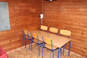 Ein Gruppenraum mit Tisch und Stühlen im dänischen Gruppenheim Tydal für Kinder und Jugendfreizeiten.