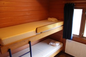Schlafzimmer mit Etagenbett im dänischen Freizeitheim Tydal für Kinder und Jugendreisen.