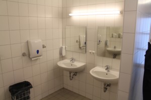 Sanitäre Anlagen mit Waschbecken im dänischen Freizeithaus Tydal für barrierefreie Gruppenreisen.