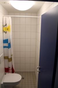 Sanitäre Anlagen mit Einzeldusche und WC im dänischen Gruppenhaus Tydal für Kinder und Jugendfreizeiten.