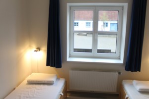 Das barrierefreie Doppelzimmer mit Einzelbetten im dänischen Gruppenheim Tydal für barrierefreie Kinder und Jugendreisen.