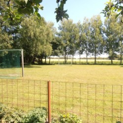 Der zugehörige Fußballplatz des Freizeitheims Vadehavs in Dänemark.