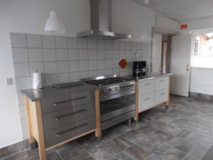 Der Küchenbereich im dändischen Freizeitheim Vadehavs.