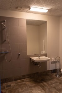 Das rolligerechte Badezimmer im dänischen Freizeitheim Vadehavs.