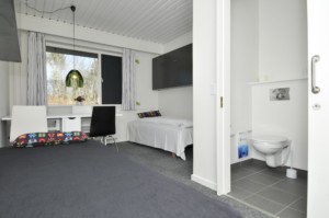 Ein Zimmer mit Sanitärbereich im dänischen Freizeitheim Virksund.