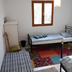 GRK1Schlafhaus im griechischen Feriencamp für Jugendfreizeiten direkt am Meer