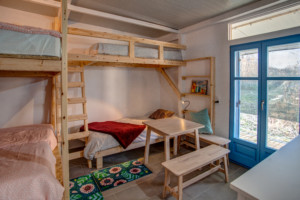Schlafzimmer mit Etagenbetten im griechischen Freizeithaus Strandlodges Panorama.