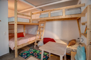 Mehrbettzimmer mit Etagenbetten im griechischen Freizeithaus Strandlodges Olymp.