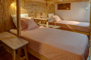 Ein Schlafzimmer im Gruppenhaus Strandlodges Panorama in Griechenland.