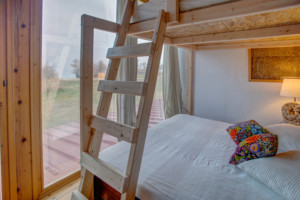 Ein Schlafzimmer mit Etagenbett im Freizeithaus Strandlodges Panorama in Griechenland.