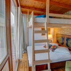 Ein Mehrbettzimmer mit Etagenbett im Freizeithaus Strandlodges Olymp in Griechenland.
