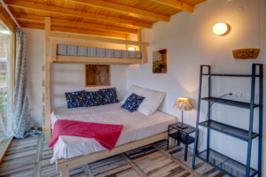 Ein Schlafzimmer mit Etagenbett im Freizeithaus Strandlodges Panorama in Griechenland.