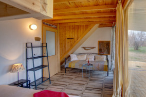 Ein Schlafzimmer mit Sofaecke im Freizeithaus Strandlodges Olymp in Griechenland.