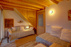 Ein Schlafzimmer mit Sofaecke im Freizeithaus Strandlodges Panorama in Griechenland.