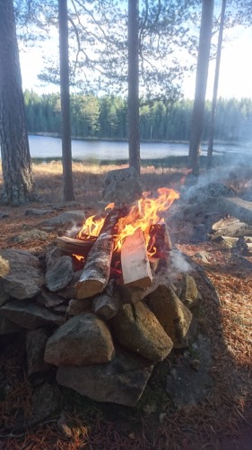 Lagerfeuer in der Wildnis in Schweden im Rahmen einer Kanutour in Schweden